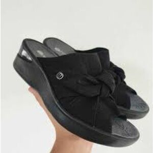 Bzees Smile Sandals Size 10 Black